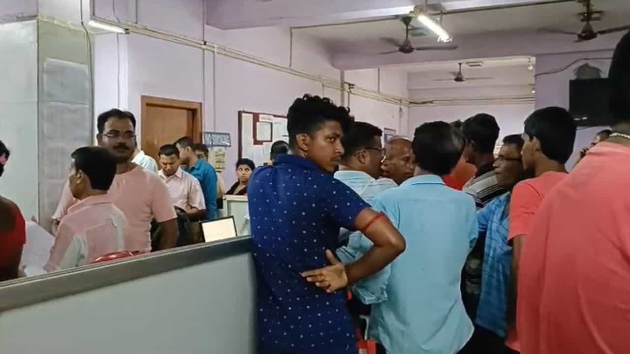Nadia: ১ ঘণ্টার মধ্যেই ১০০ টাকার রিচার্জ! নতুন ইলেকট্রিক মিটারে সমস্যা গ্রাহকরা Nadia: ১ ঘণ্টার মধ্যেই ১০০ টাকার রিচার্জ! নতুন ইলেকট্রিক মিটারে সমস্যা গ্রাহকরা