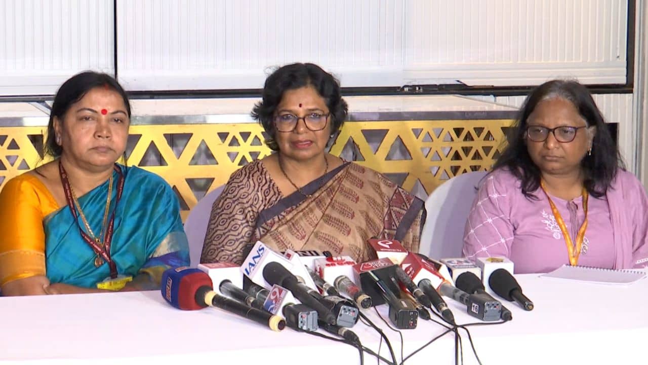 National Commission for Women: প্রাণ বাঁচাতে ৪ দিনের সন্তানকে কোলে নিয়ে পালান মা, যন্ত্রণার কথা শুনে স্তব্ধ জাতীয় মহিলা কমিশন