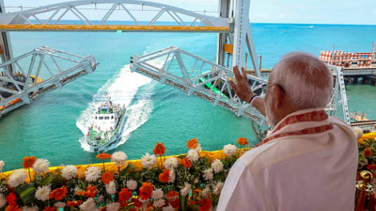 New Pamban Bridge: এ এক ঐশ্বরিক ঘটনা, পামবান ব্রিজ উদ্বোধন করতে গিয়ে কী হল মোদীর সঙ্গে?