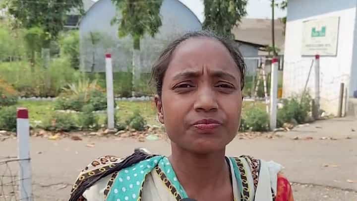 Malbazar News: স্কুলবাস নেই, 'গরু-ছাগলের মত নিয়ে যাওয়া হয়', অভিযোগ অভিভাবকদের Malbazar News: স্কুলবাস নেই, 'গরু-ছাগলের মত নিয়ে যাওয়া হয়', অভিযোগ অভিভাবকদের