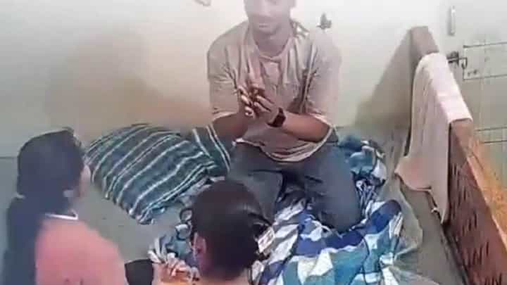 VIRAL VIDEO: এভাবে কেউ নিজের স্বামীকে মারে? স্ত্রীর কীর্তি দেখলে শিউরে উঠবেন! VIRAL VIDEO: এভাবে কেউ নিজের স্বামীকে মারে? স্ত্রীর কীর্তি দেখলে শিউরে উঠবেন!