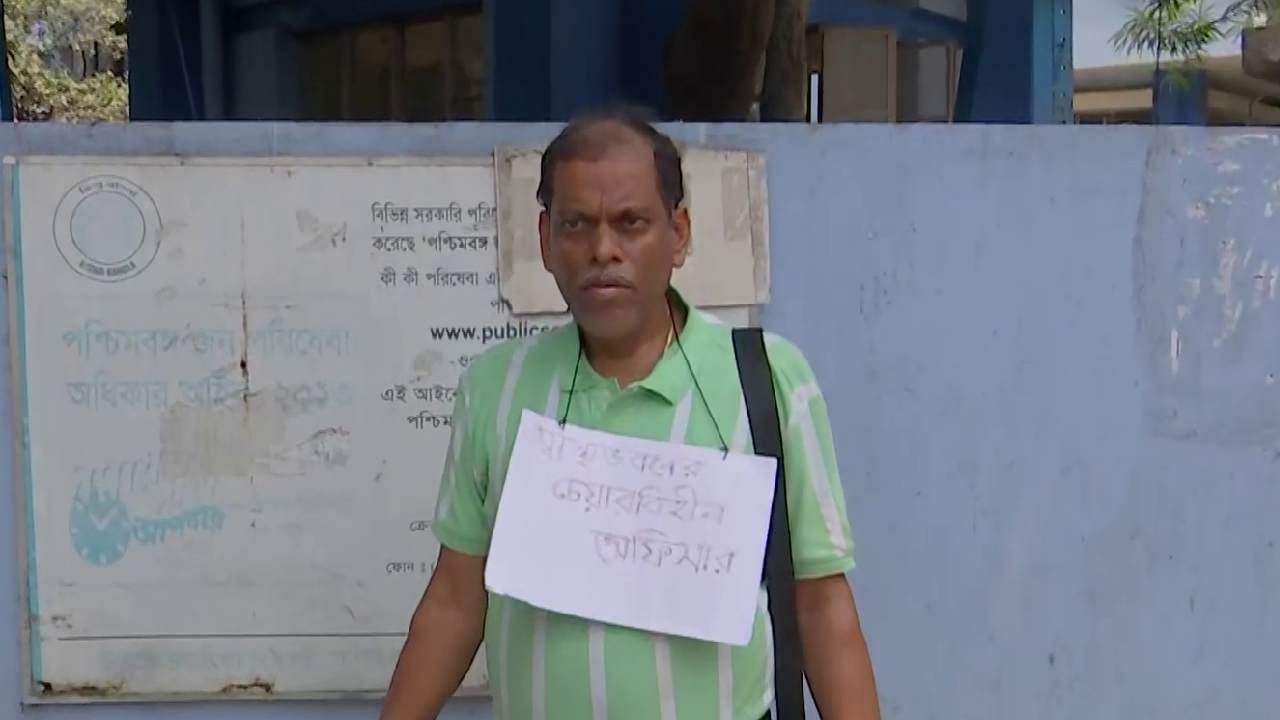 Kolkata Doctor's Protest: চেয়ার না পেয়ে মাটিতে বসে চিকিৎসক!