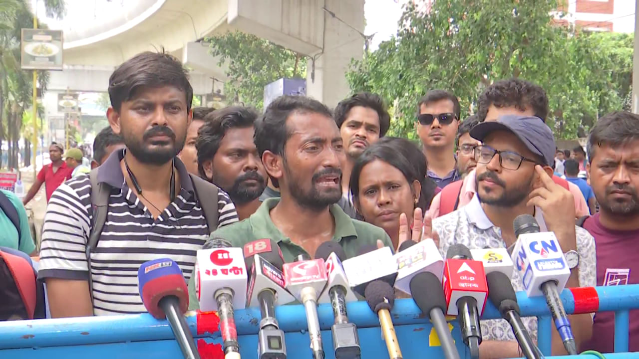 SSC Teachers Protest: 'আমাদের স্কুল যেতেই হবে', আপাতত আন্দোলন প্রত্যাহার