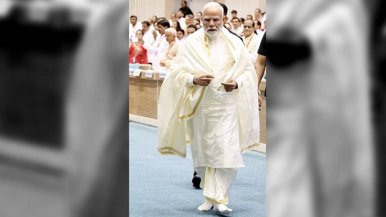 PM Modi: শিখর স্পর্শ করব, শিকড় ভুলব না, নগ্ন পায়ে চেয়ার ছেড়ে সাধারণের মাঝে মোদী