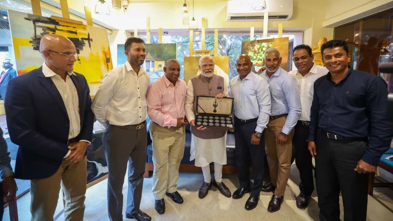 PM Modi: শ্রীলঙ্কার বিশ্বজয়ের নায়কদের সঙ্গে সাক্ষাৎ, প্রধানমন্ত্রী মোদীকে বিশেষ অনুরোধ জয়সূর্যদের PM Modi: শ্রীলঙ্কার বিশ্বজয়ের নায়কদের সঙ্গে সাক্ষাৎ, প্রধানমন্ত্রী মোদীকে বিশেষ অনুরোধ জয়সূর্যদের