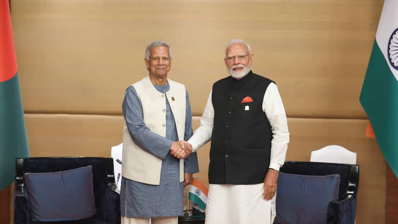 Modi meets Yunus: বাংলাদেশে হিন্দুদের নিরাপত্তা নিয়ে ইউনূসকে বড় বার্তা মোদীর Modi meets Yunus: বাংলাদেশে হিন্দুদের নিরাপত্তা নিয়ে ইউনূসকে বড় বার্তা মোদীর