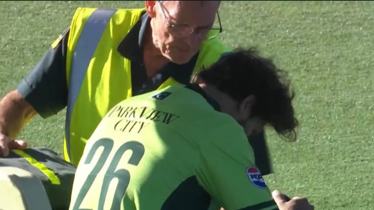 হেলমেটে বলের আঘাত, মাঠ থেকে সোজা হাসপাতালে ইমাম উল হক; কেমন আছেন পাক তারকা?