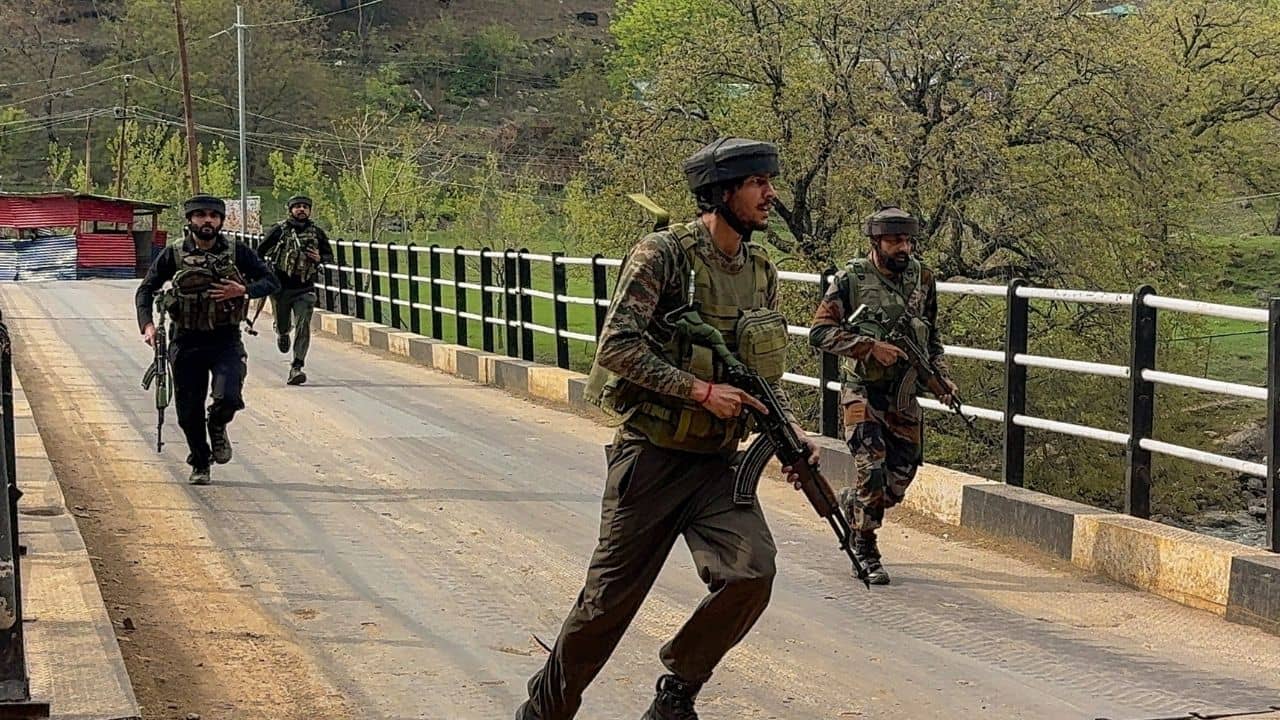 India-Pakistan Firing: পাকিস্তানের বেয়াদপি কমছেই না! রাতভর নিয়ন্ত্রণ রেখায় চালাল গুলি, পাল্টা জবাব দিচ্ছে সেনাও