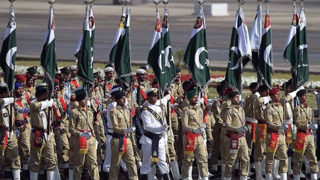 Pakistans Military: যুদ্ধের আবহে ভারতের সঙ্গে পাল্লা দিতে পাক সেনার ভাঁড়ারে কী কী অস্ত্র?