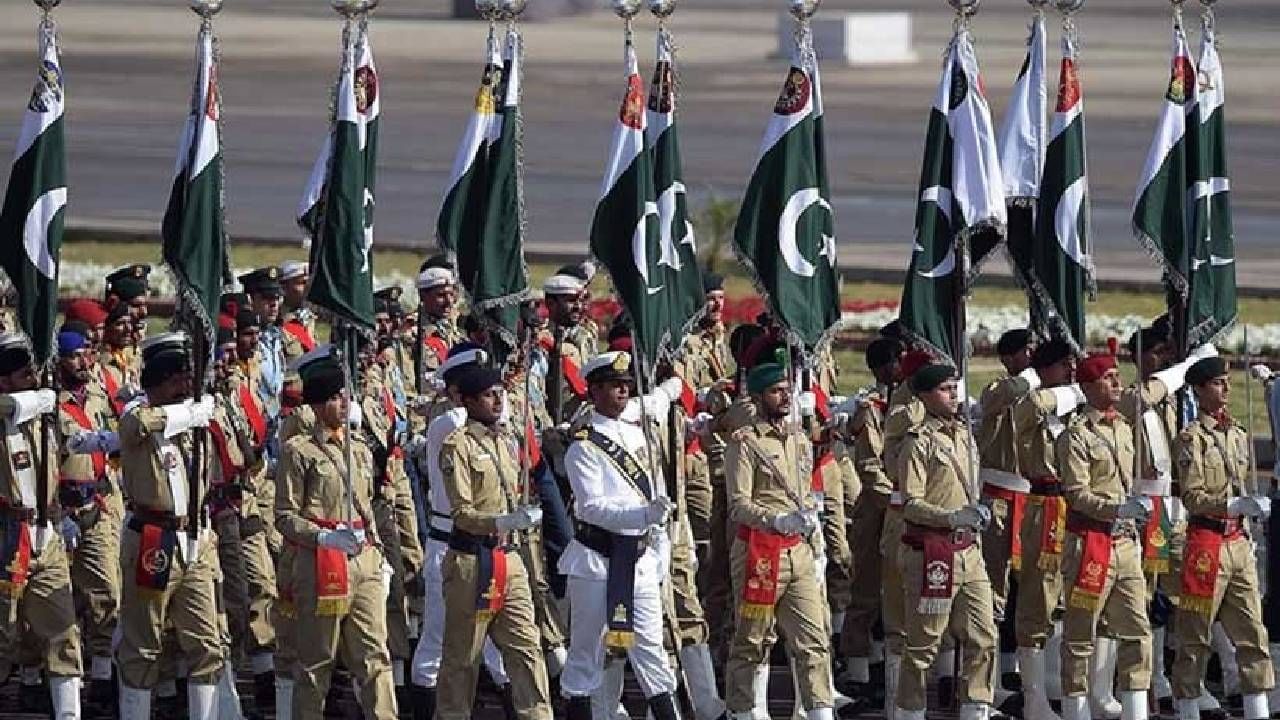 Pakistan's Military: যুদ্ধের আবহে ভারতের সঙ্গে পাল্লা দিতে পাক সেনার ভাঁড়ারে কী কী অস্ত্র?