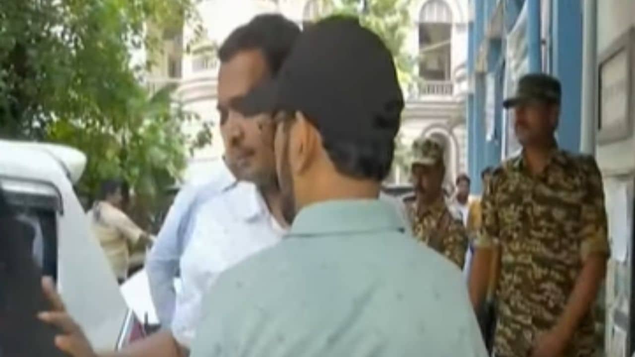 Pakistani: বিরাটি থেকে গ্রেফতার পাকিস্তানি আজাদ, বাংলাদেশিদের জাল পাসপোর্ট বানিয়ে দিতে তিনি: আদালতে ED