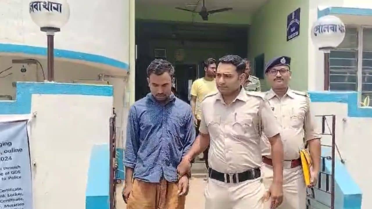 Hooghly: কেমিক্যাল মিশিয়ে ভেজাল দুধ বানানোর অভিযোগ, গ্রেফতার ২