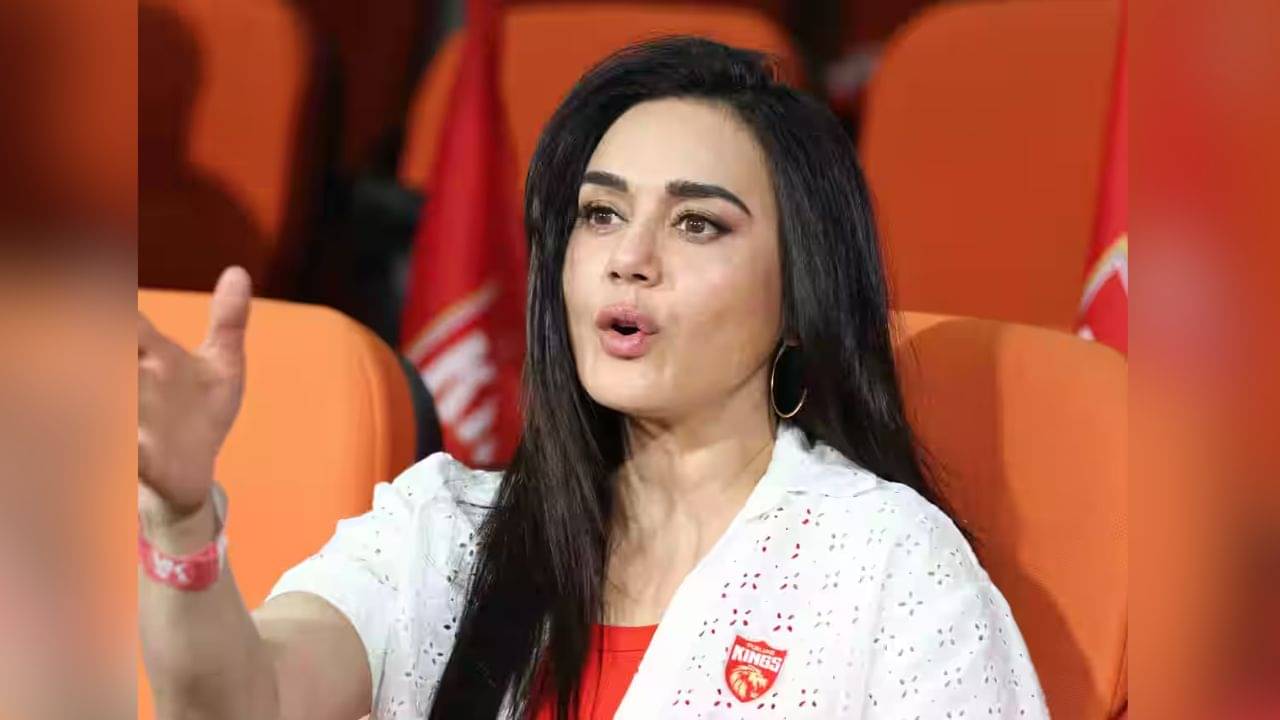 Preity Zinta: প্রীতির জার্সি নিয়ে কাড়াকাড়ি! পরিস্থিতি বাগে আনতে হিমশিম পুলিশ