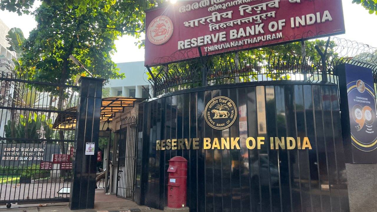 RRB Banks: দেশ থেকে মুছে যাচ্ছে ১৫টি ব্যাঙ্ক, এগুলোতেই নেই তো আপনার টাকা?