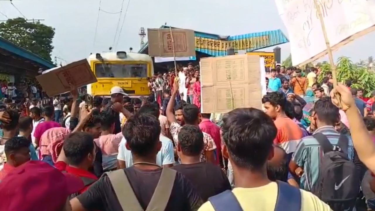 Rail Blockade: কেন এত লেডিস কামরা? প্রতিবাদে রেল অবরোধ শিয়ালদহ শাখায়, একাধিক স্টেশনে দাঁড়িয়ে গেল লোকাল Rail Blockade: কেন এত লেডিস কামরা? প্রতিবাদে রেল অবরোধ শিয়ালদহ শাখায়, একাধিক স্টেশনে দাঁড়িয়ে গেল লোকাল