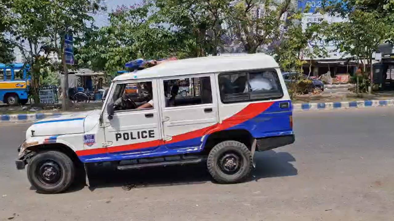 Rajarhat: ঘুমন্ত মেয়ের উপর চড়াও, কুকর্মের স্ত্রীর কানে যেতেই চম্পট বাবার! শেষ পর্যন্ত গ্রেফতার