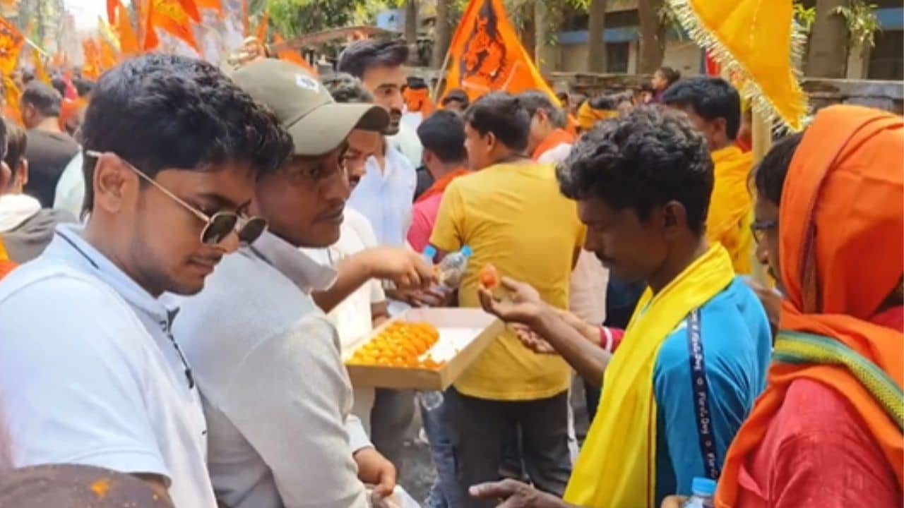 Ram Navami: সংখ্যালঘুরা কোথাও পুস্পবৃষ্টি করলেন, কোথাও বিতরণ করলেন জল-মিষ্টি, রাম-নবমীর শোভাযাত্রায় সম্প্রীতির নজির বাংলায়