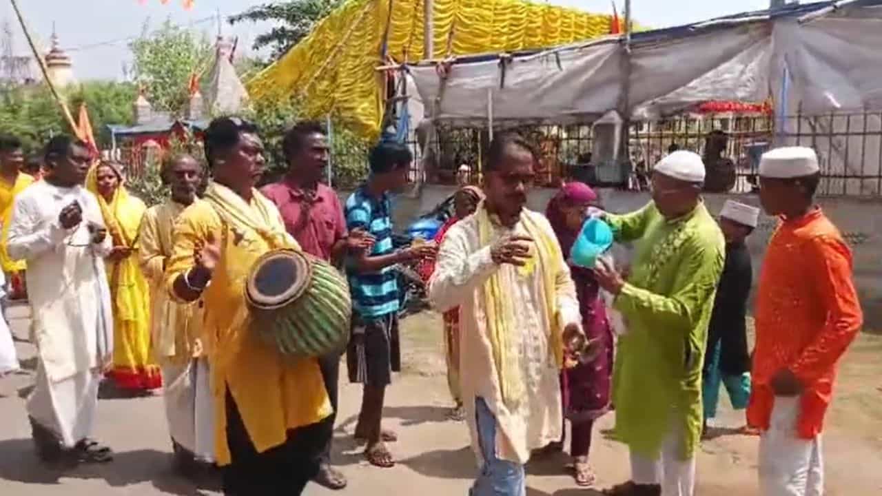 Ram Navami: রামের মিছিলে মিশে গেল রহিমরা, শোভাযাত্রায় সম্প্রতির ছবি দুর্গাপুরে Ram Navami: রামের মিছিলে মিশে গেল রহিমরা, শোভাযাত্রায় সম্প্রতির ছবি দুর্গাপুরে