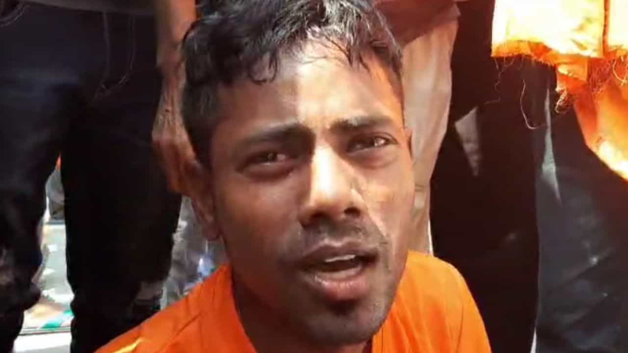 Hooghly: বাবা তৈরি হচ্ছিলেন রাম-নবমীর শোভাযাত্রায় বেরবেন, আর তখনই কোলের ছেলেটাকে পিষে দিল গাড়ি Hooghly: বাবা তৈরি হচ্ছিলেন রাম-নবমীর শোভাযাত্রায় বেরবেন, আর তখনই কোলের ছেলেটাকে পিষে দিল গাড়ি