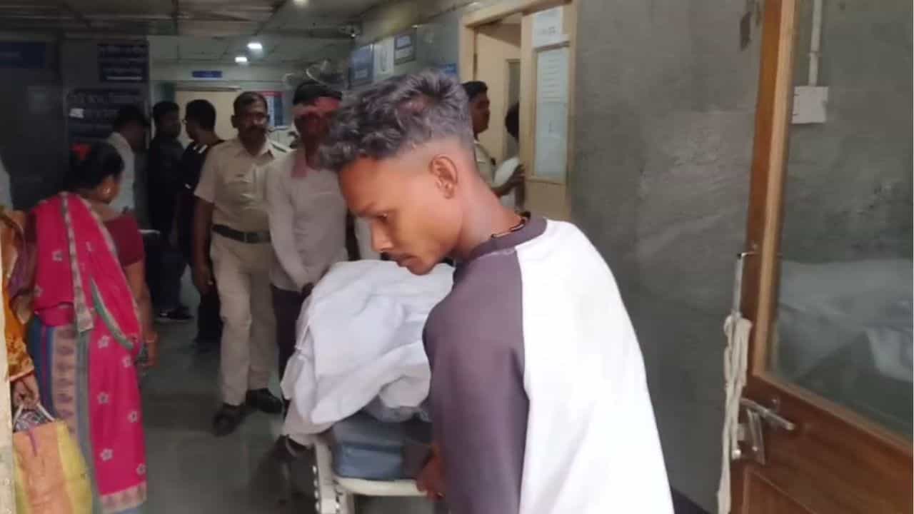 Rampurhat: বাইক থেকে নেমেই পরপর গুলি, মৃত্যু একজনের Rampurhat: বাইক থেকে নেমেই পরপর গুলি, মৃত্যু একজনের
