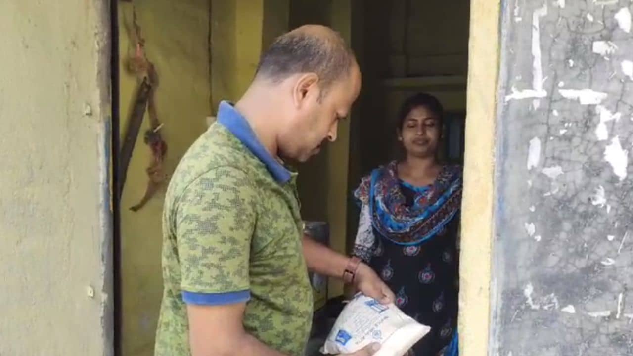 Ration Shop: রেশন থেকে পেয়েছেন আটা, প্যাকেটের দিকে তাকাতেই মাথায় হাত গ্রাহকদের