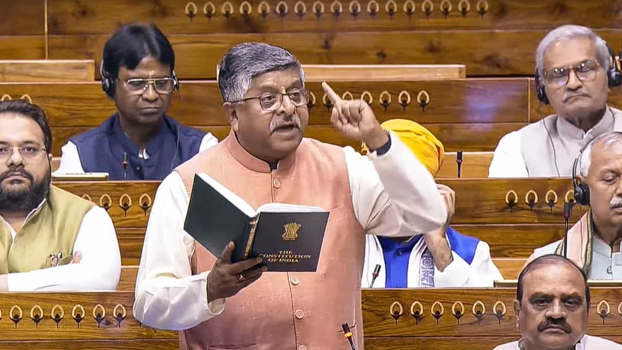 Waqf Amendment Bill: 'মসজিদ-কবরস্থানেও হাত দেবে সরকার?', ওয়াকফ আইনে কী বলা আছে, বোঝালেন প্রাক্তন আইনমন্ত্রী Waqf Amendment Bill: 'মসজিদ-কবরস্থানেও হাত দেবে সরকার?', ওয়াকফ আইনে কী বলা আছে, বোঝালেন প্রাক্তন আইনমন্ত্রী