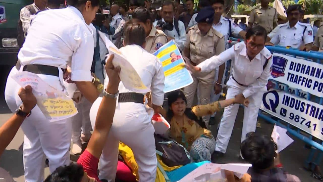 Recruitment scam verdict LIVE: ফের শুরু হয়ে গেল যুদ্ধ, বিকাশ ভবনের সামনে পুলিশের সঙ্গে তুমুল ধস্তাধস্তি