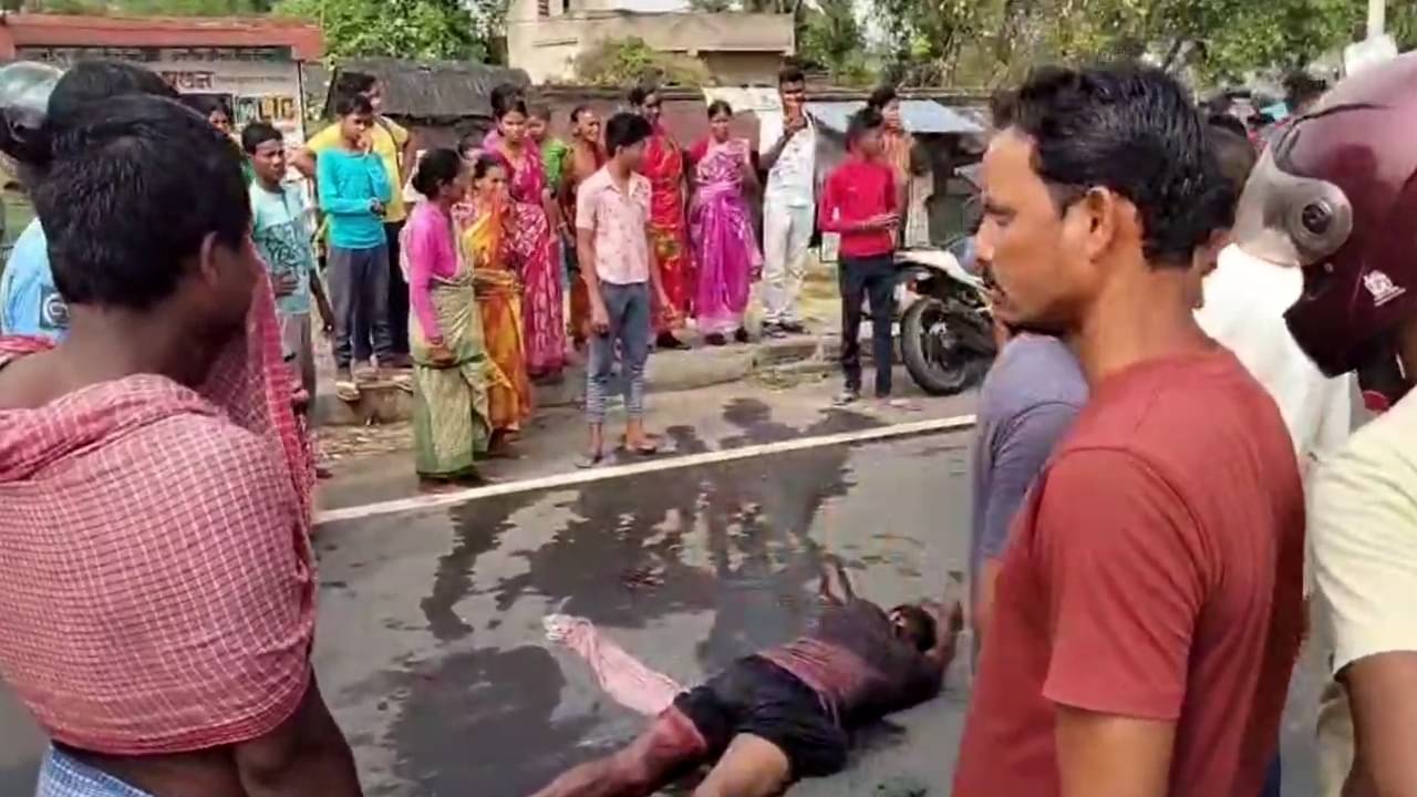 Road Accident: গ্যাস বোঝাই ট্যাঙ্কারের সঙ্গে মুখোমুখি সংঘর্ষ! গুড়িয়ে গেল বাইক, হাসপাতালে মৃত্যু যুবকের, আশঙ্কাজনক আরও ১