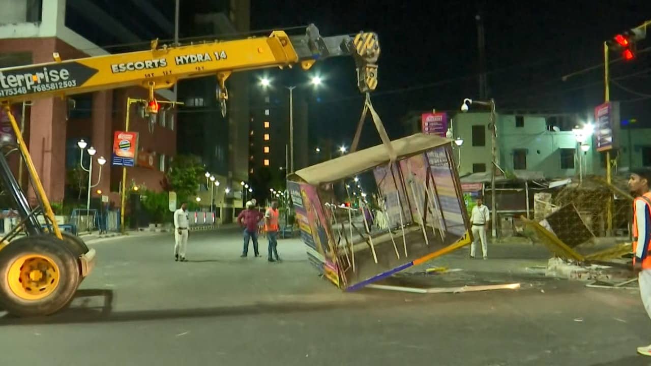 Road Accident: ফের সেক্টর ফাইভ! হুড়মুড়িয়ে পুলিশ কিয়স্কে ঢুকে গেল কন্টেইনার, মধ্যরাতে হূলস্থূল কলেজ মোড়ে
