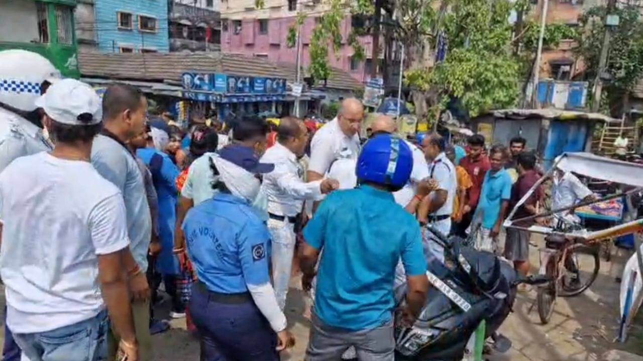 Road Accident: চিংড়িঘাটায় স্কুটিতে ধাক্কা মেরে আরোহীকে পিষে দিল সরকারি বাস