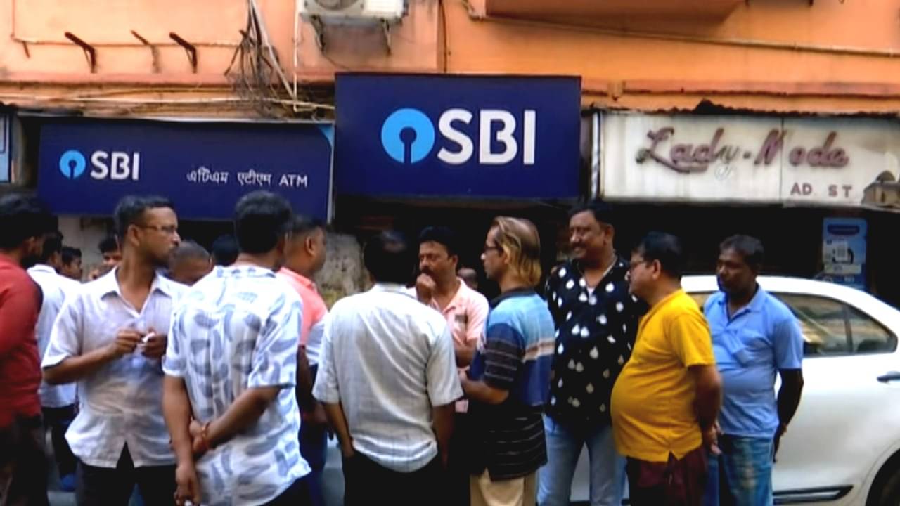 SBI: খেলনা বন্দুক নিয়ে SBI-তে ‘ডাকাতির চেষ্টা’, হাতেনাতে ধরা পড়ে গেল কেন্দ্রীয় সরকারি কর্মী