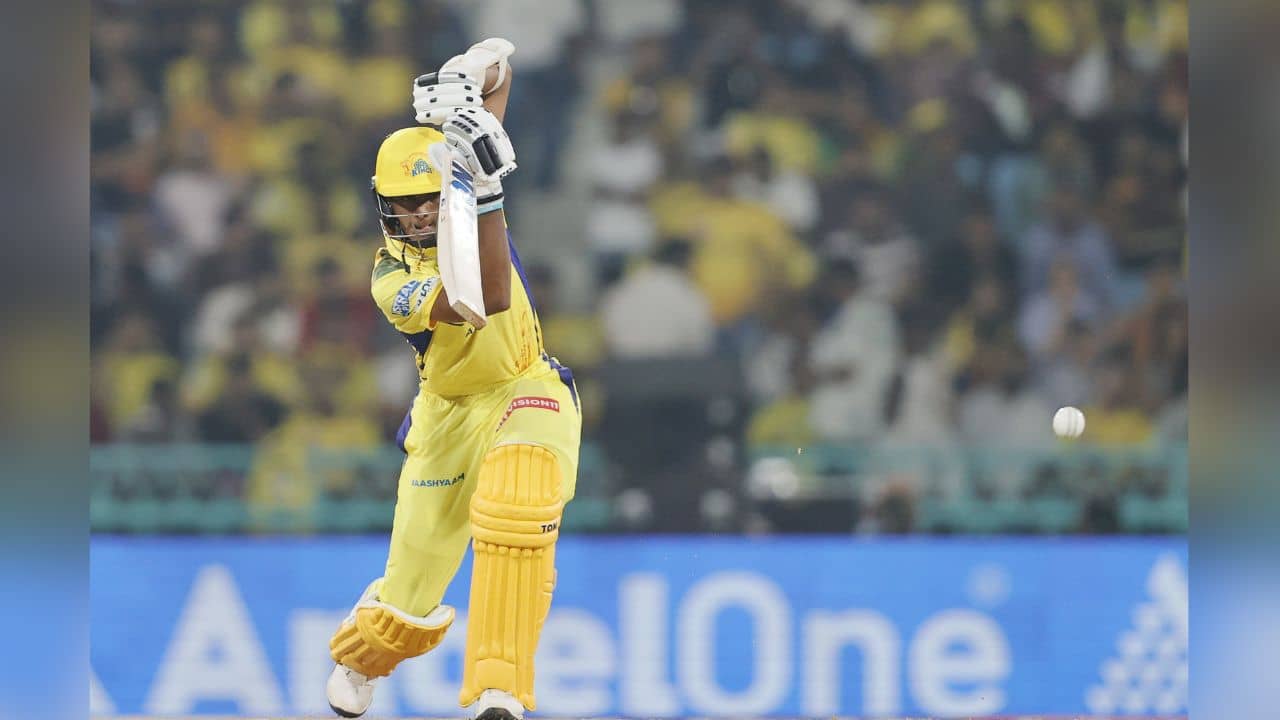 SHAIK RASHEED: মাথায় ধোনির হাত, ক্যায়া বাত! অভিষেকেই মাহির মুখে প্রশংসা...