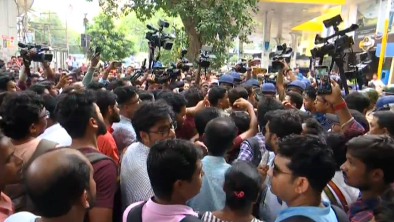 SSC Protest: ...নয়ত ২২ লক্ষ OMR এখুনি পাবলিশড করুন,সল্টলেকে শিক্ষক-শিক্ষিকাদের লাগাতার ধরনা