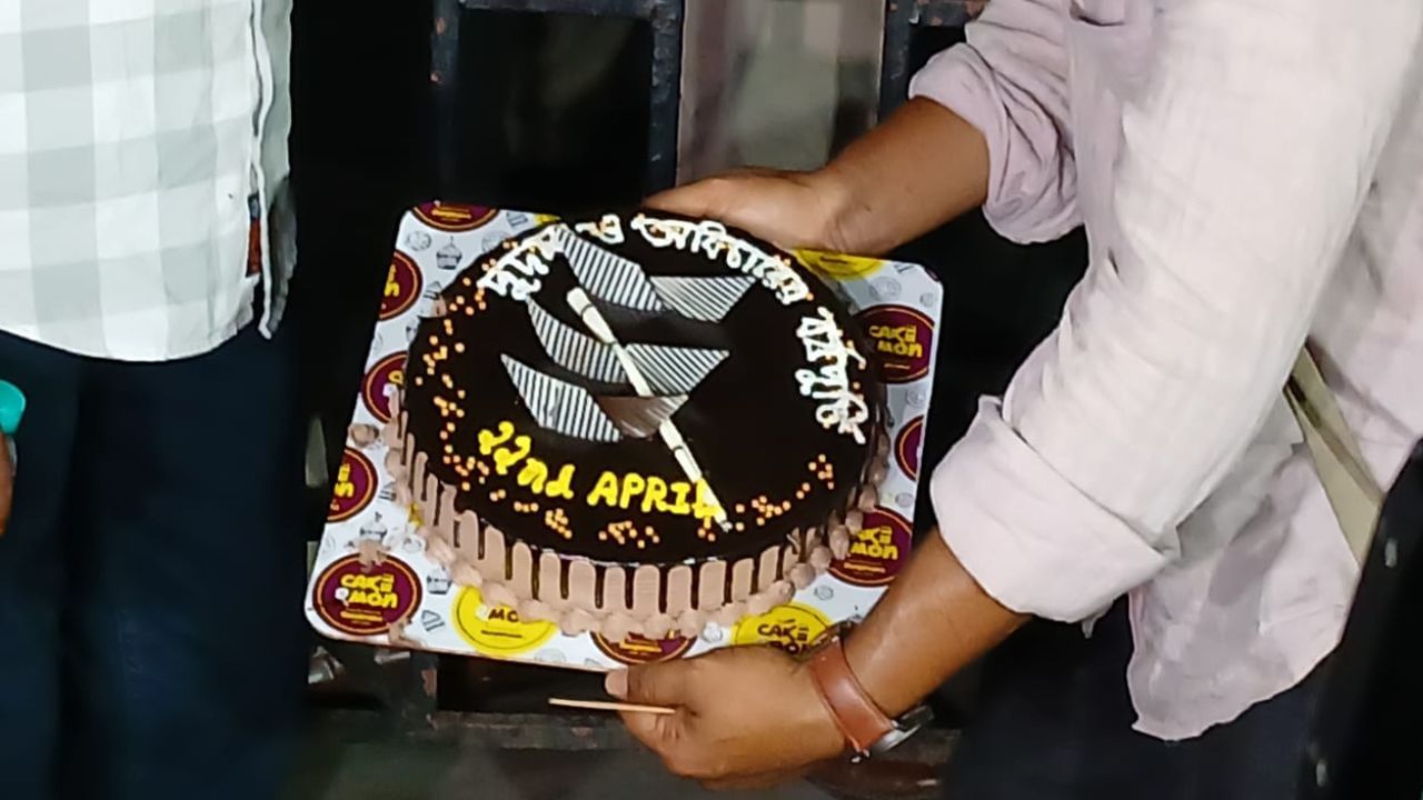 SSC protest LIVE: চাকরি যাওয়ার এক বছর পূর্ণ! প্রতীকী কেক চেয়ারম্যানকে পাঠালেন প্রতিবাদীরা