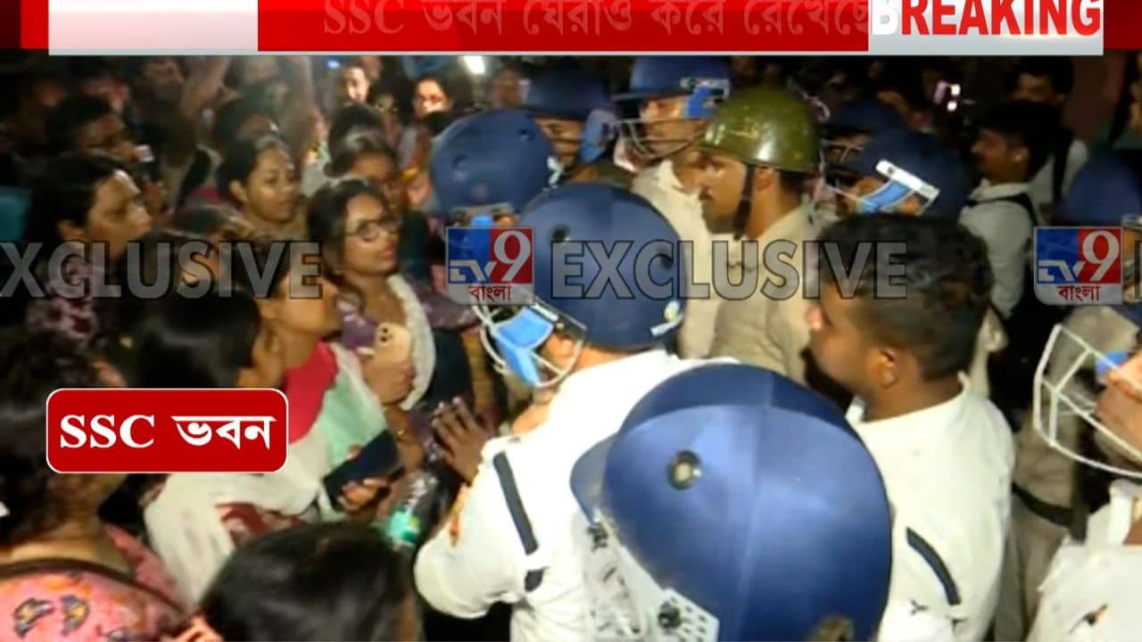 SSC Protest: মহিলাদের পুরুষ পুলিশ কনুই দিয়ে গুঁতো মারছে, শিক্ষিকাদের অভিযোগ
