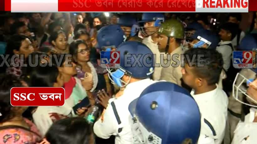 SSC Protest: মহিলাদের পুরুষ পুলিশ কনুই দিয়ে গুঁতো মারছে, শিক্ষিকাদের অভিযোগ