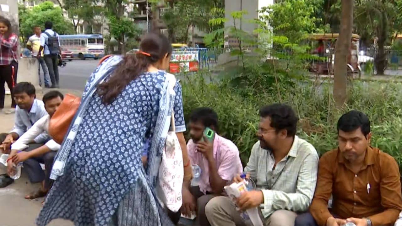 SSC Scam Protest: ঠিক RG-Kar আন্দোলনের মতো! গোটা রাত SSC ভবনের সামনের ফুটপাথে বসে চাকরিহারারা, সহযোদ্ধাদের হাতে জলের বোতল তুলে দিতে হাজির শিক্ষিকা