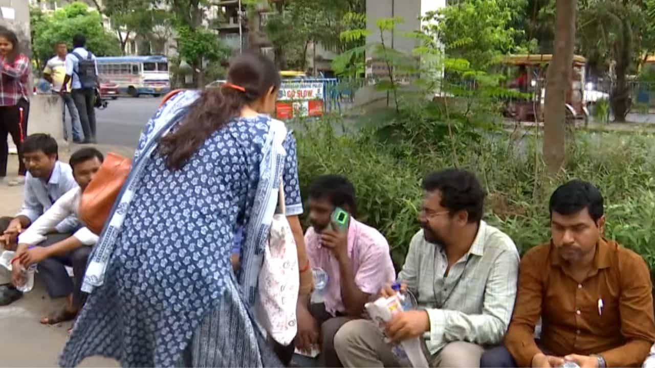 SSC Scam Protest: ঠিক RG-Kar আন্দোলনের মতো! গোটা রাত SSC ভবনের সামনের ফুটপাথে বসে চাকরিহারারা, 'সহযোদ্ধাদের' হাতে জলের বোতল তুলে দিতে হাজির শিক্ষিকা SSC Scam Protest: ঠিক RG-Kar আন্দোলনের মতো! গোটা রাত SSC ভবনের সামনের ফুটপাথে বসে চাকরিহারারা, 'সহযোদ্ধাদের' হাতে জলের বোতল তুলে দিতে হাজির শিক্ষিকা