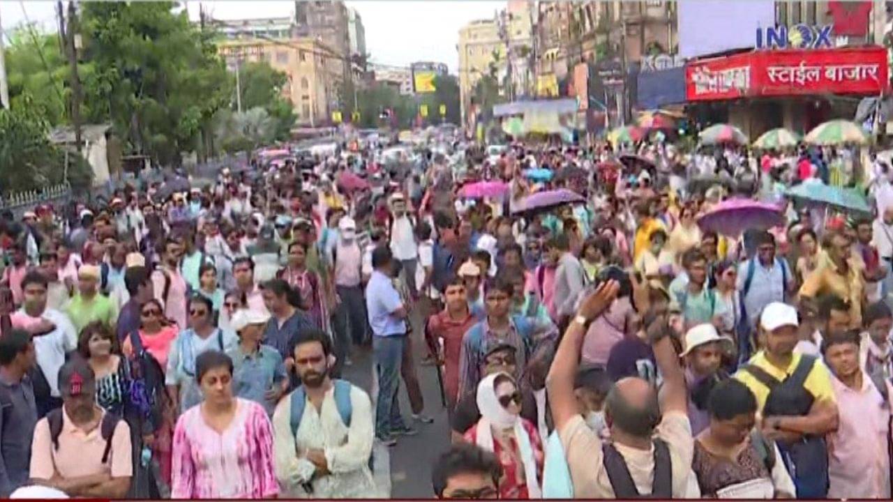 Sacked Teacher: SSC ভবনের সামনে অনশনে একদল, আরেকদল তখন রাস্তায়! রাজপথে আন্দোলনের ঝাঁঝ বাড়াচ্ছেন চাকরিহারারা