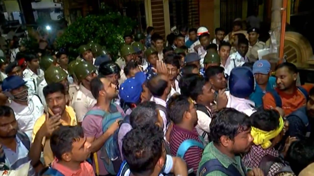 Sacked teachers: কেন প্রথম তিনটি কাউন্সেলিংয়ের তালিকা প্রকাশ করতে চায় SSC?