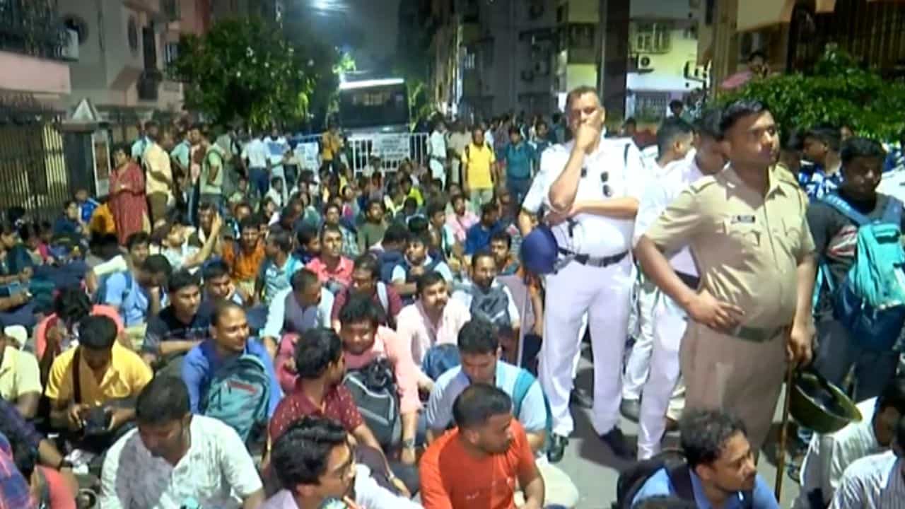 Sacked Teachers: 'সারারাত এখানেই থাকব, লিস্ট প্রকাশ না হওয়া পর্যন্ত বাড়ি যাব না' Sacked Teachers: 'সারারাত এখানেই থাকব, লিস্ট প্রকাশ না হওয়া পর্যন্ত বাড়ি যাব না'