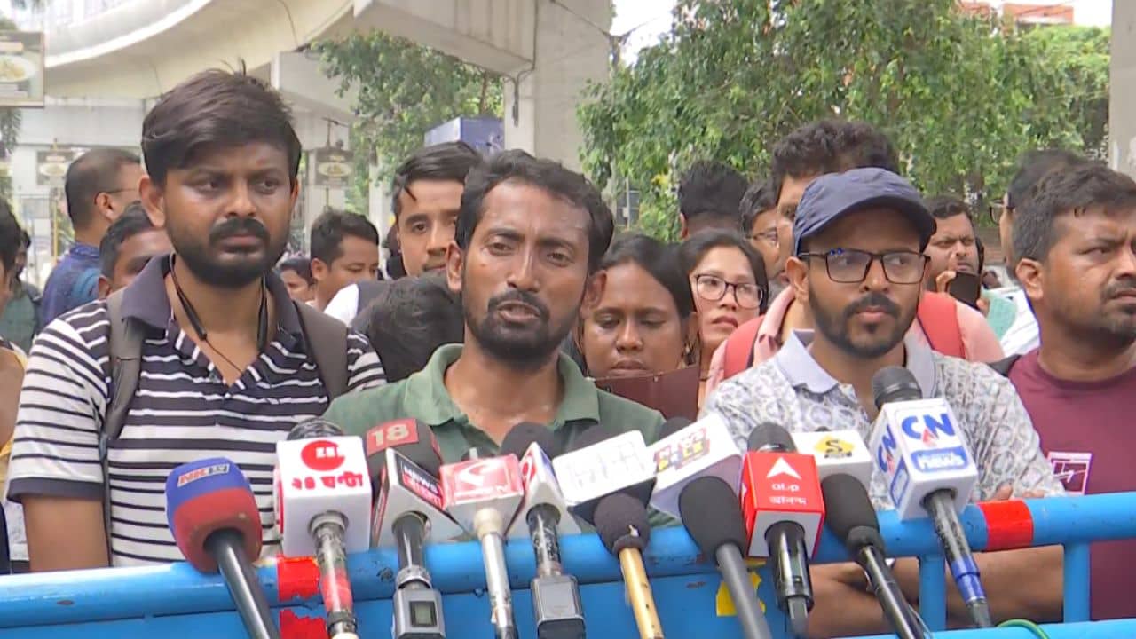 Sacked teachers: বড় খবর, এসএসসি ভবনের সামনে থেকে উঠল অবস্থান, একদল ফিরছেন স্কুলে