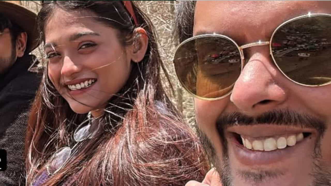 শহরে ঠাকুমার মৃত্যু, বেড়াতে গিয়ে আটকে অনুষা শহরে ঠাকুমার মৃত্যু, বেড়াতে গিয়ে আটকে অনুষা