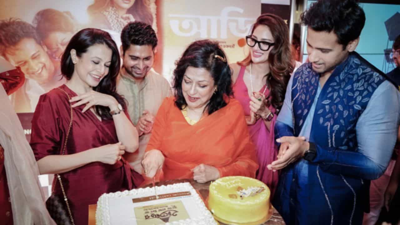 মেয়ে মেঘা আর রঞ্জিত-কন্যা কোয়েলকে নিয়ে জন্মদিনে কেক কাটলেন মৌসুমী মেয়ে মেঘা আর রঞ্জিত-কন্যা কোয়েলকে নিয়ে জন্মদিনে কেক কাটলেন মৌসুমী