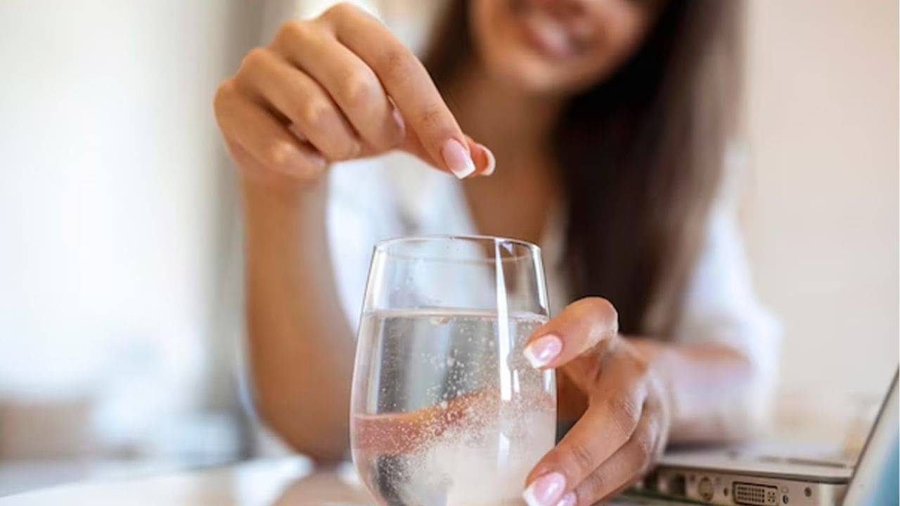 জলে মিশিয়ে ঢকঢক করে পান করুন, এক চিমটি নুনের দাম কত, টের পাবেন