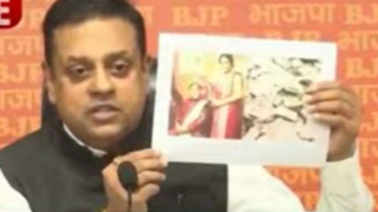 Sambit Patra: হাতে পার্থ-অর্পিতার সেই ছবি, বড় কথা বলে দিলেন সম্বিত পাত্র