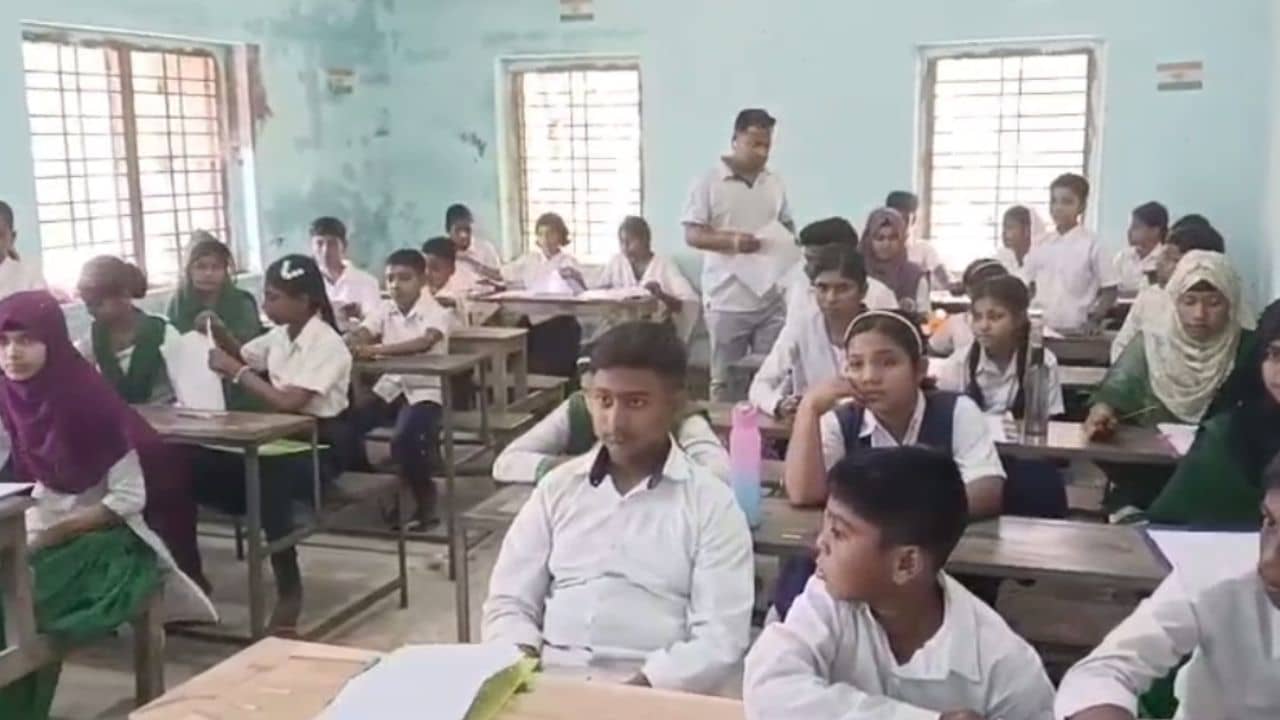 Recruitment Scam: ১ হাজার ৩৫০ জন পড়ুয়াকে এবার থেকে পড়াবেন ১২ জন শিক্ষক!