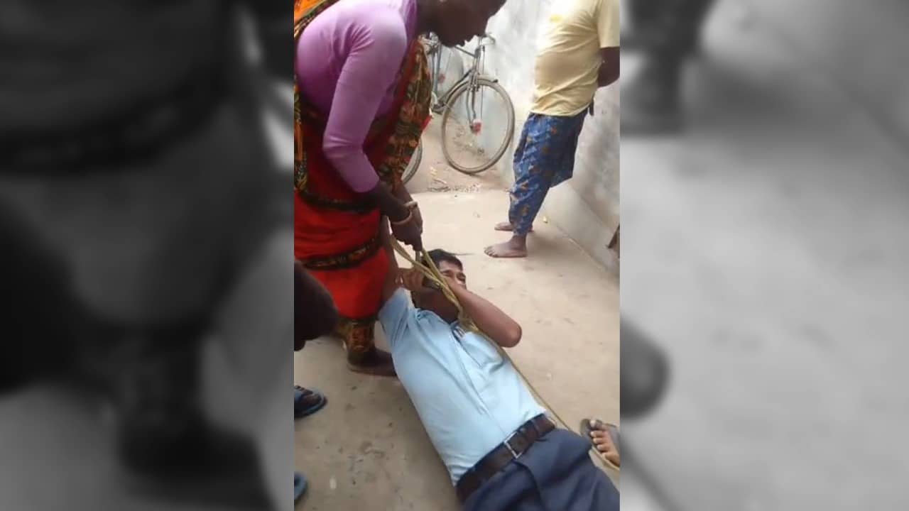 Paschim Medinipur: পরনের শাড়িটা খুলে আগুন জ্বালিয়ে রান্না করো,চাল চুরির প্রতিবাদ করতেই  শ্লীলতাহানি,হেডমাস্টারকে দড়ি দিয়ে বেঁধে রাস্তায় নামলেন মহিলারা