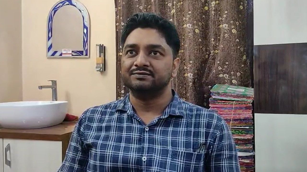 Recruitment Case: ‘আমার তো একটা দায়িত্ব আছে’, চাকরি হারিয়েও ‘রাজধর্ম’ পালন করলেন হেড স্যর Recruitment Case: ‘আমার তো একটা দায়িত্ব আছে’, চাকরি হারিয়েও ‘রাজধর্ম’ পালন করলেন হেড স্যর