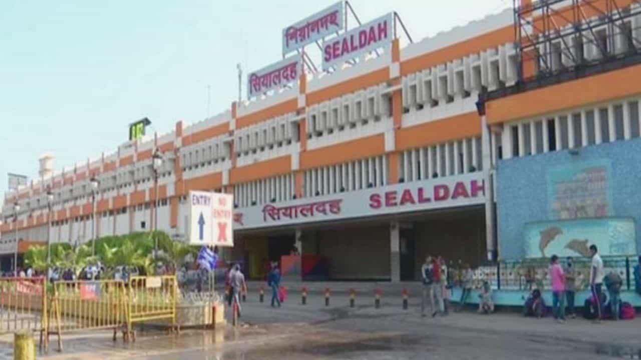 Sealdah Station: শিয়ালদহ স্টেশনে গেলেই চমকে যাবেন! পয়লা বৈশাখের আগেই যাত্রীদের জন্য বড় খবর Sealdah Station: শিয়ালদহ স্টেশনে গেলেই চমকে যাবেন! পয়লা বৈশাখের আগেই যাত্রীদের জন্য বড় খবর